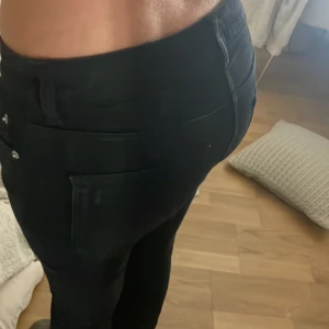 Svarta jeans  - Smyga svarta lågmidjade jeans, kommer tyvärr inte till användning längre! Storlek 38 men passar mer 34/36
