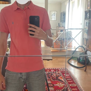 Polo Ralph lauren piké - Rosa Piké t-shirt använd en gång på ett kalas, inga fläckar/skavanker! Säljes då den aldrig används Storlek: M ( slim fit )