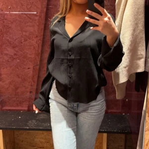 Skjorta/blus  - Säljer denna blusen/skjortan som inte kommer till någon användning. Väldigt elegant och kan användas till olika festliga evenamng men även som en vardaglig outfit. 💕💕 passar både S och XS ! 