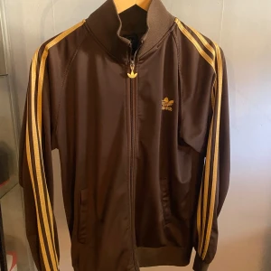 Adidas zip - Jättebra skick, storlek m