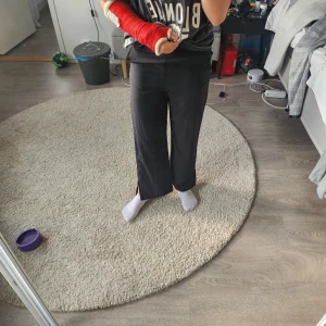 Vida tunna byxor  -  Säljer ett par svarta vida tunna  i storlek 152💕