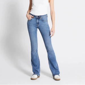 Boot cut jeans low waist - Jag säljer dessa boot cut low waist jeansen som är full lenght dom är helt oanvända 