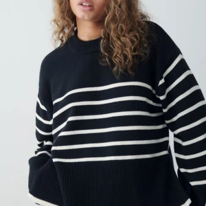 Randig stickad tröja från Gina Tricot - Säljer denna randiga stickade tröjan i fint skick från Gina Tricot. Skön, snygg och perfekt till hösten. Inga defekter och varsamt använd! 