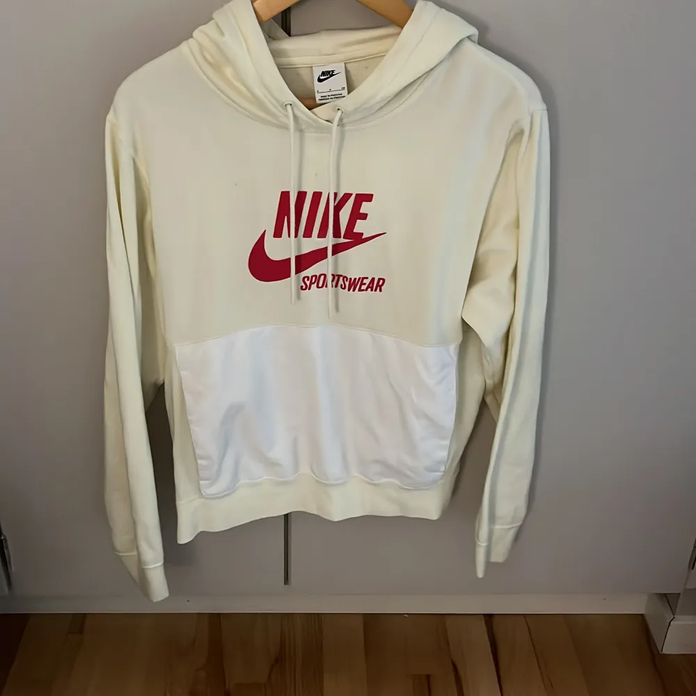 Säljer denna sköna hoodien från Nike. Hoodien är i mycket bra skick och har har kvar sin mjuka insida. Säljer då jag inte använder den.. Hoodies.