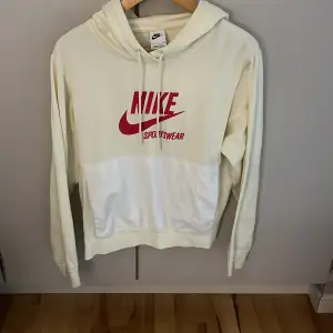 Säljer denna sköna hoodien från Nike. Hoodien är i mycket bra skick och har har kvar sin mjuka insida. Säljer då jag inte använder den.