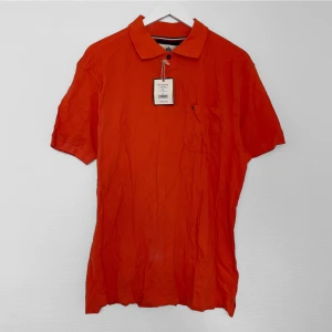 T-shirt - Snygg t-shirt från ”Park Lane” i storlek L! Ny skick! Köparen står för frakten men kan även mötas upp i Uppsala, Knivsta eller Sigtuna! Tveka inte att fråga mig om något🧶