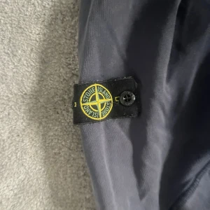 Stone Island Tröja - Säljer nu en stone island tröja som blivit för liten  xs/s Mörkblå