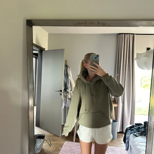 Militärgrön hoodie från Bikbok - Superskön hoodie från bikbok