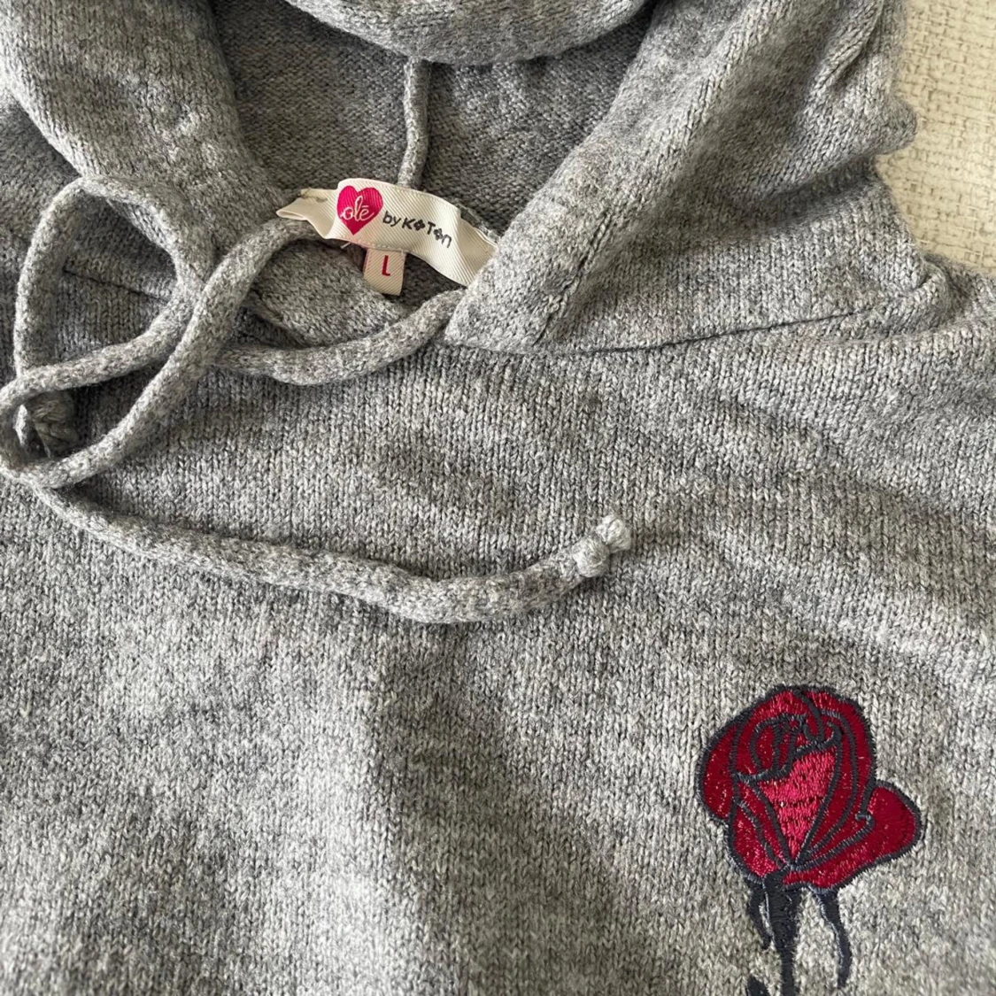 Grå hoodie med rosdetalj - 90
