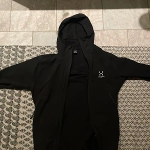 Haglöfs - Helt ny har aldrig använt den liksom, testade den men tyckte inte om den då luvan så lite skum ut. Storlek M