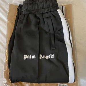 Palm Angels Byxor  - Säljer dessa Palm Angels Byxor som är helt nya och på top kvalite💯 Den kommer självklart med egen påse & tagg.  Priset kan sänkas ändast vid snabb affär