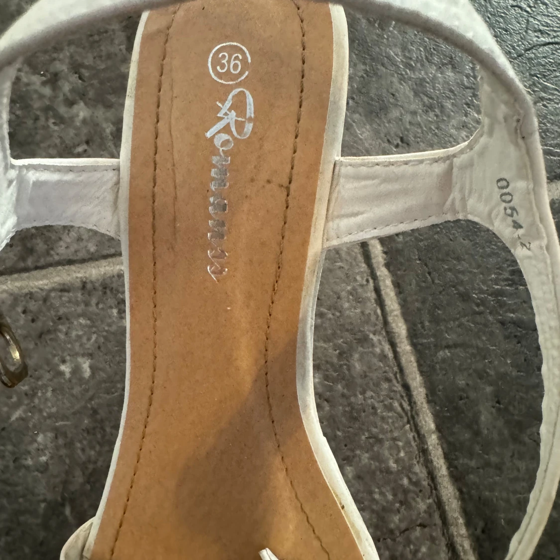 Vita sandaler med guldkedja - 92