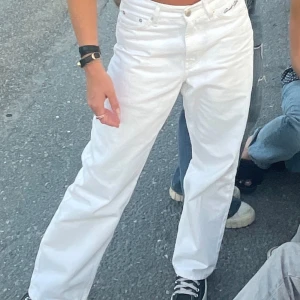 Vita jeans  - Skitsnygga vita jeans från Sweet Sktbs😁170 cm för preferens