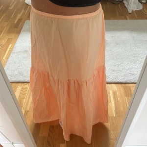 Långkjol - Orange långkok från HM. Knappt andvänd storlek s