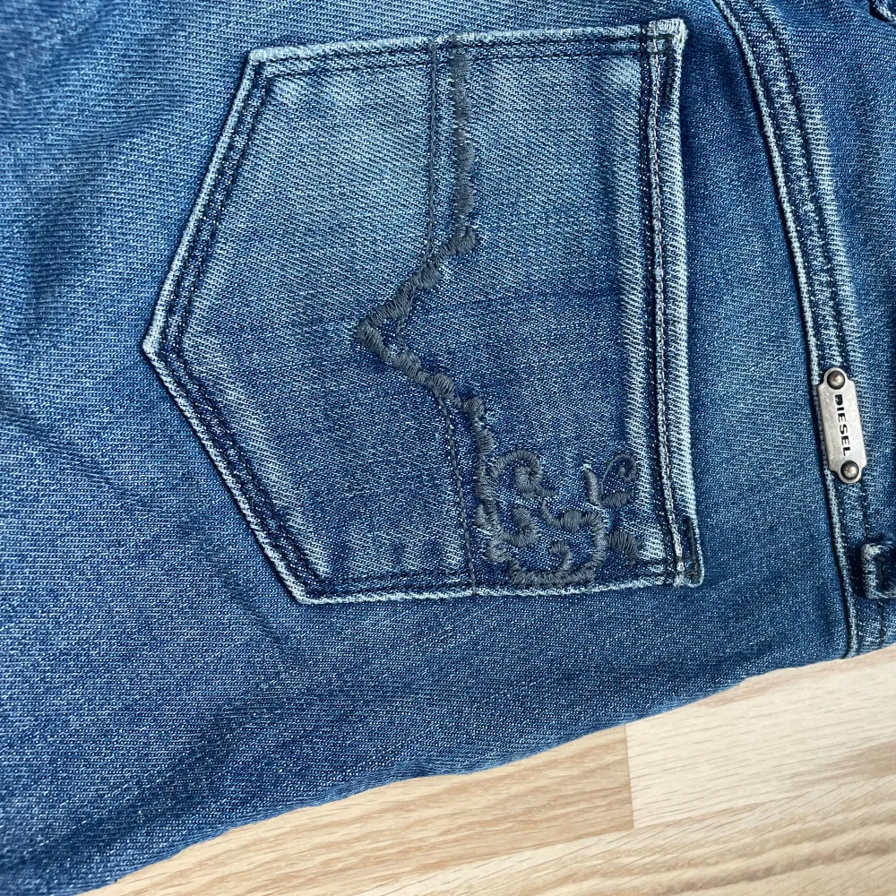 Säljer dessa superfina Diesel jeans pågrund av att dom är försmå. 💕 Midjemått rakt över 35 cm och innebenslängd 72 cm. . Jeans & Byxor.