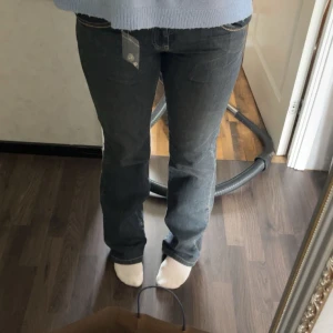 inWear jeans - Vintage inWear jeans, storlek 40, låg midjade, flare. Köpt secondhand men tyvärr för små så säljer vidare. Extra knapp följer med. Inga defekter, som nya.  Midja: 44 cm rakt över  Livhöjd: 23 cm Innerben: 86 cm  Skriv för mer info eller bilder!💞