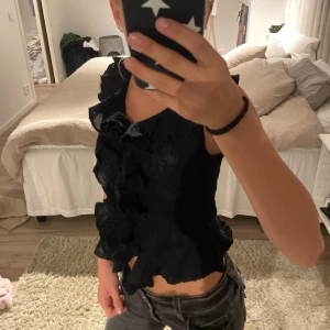 Gina tricot volang tröja  - Svart volang tröja:) jätte fin, bra skick andvänd typ 2 ggr 🥰