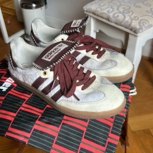 Sneakers  - Adidas Wales Bonner, köpt på Vinted, vet ej om de är äkta eller inte men de är bra kvalite och ser riktiga ut☀️, de är använda men inga speciella defekter. KÖP EJ DIREKT, skriv innan