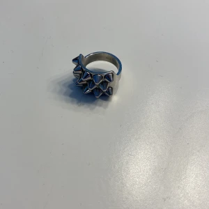 Edblad ring med nitar💗 - Säljer min fina ring från Edblad!💗använd 2 gånger men kände att det inte roligt var min stil. Nypris är 399 mitt pris är 260! Lägg gärna prisförslag. Det är storlek 17,50. Ringen är i nyskick💗skriv för fler bilder 