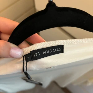 Stocholm tröja - Säljer denna jättefina vita Stockholm träna som är helt oanvänd med prislapp kvar, 