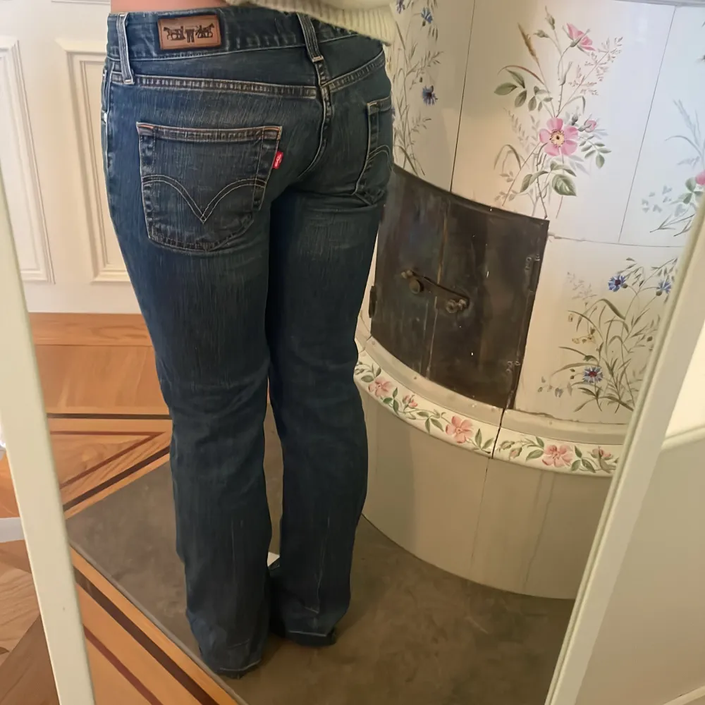 Jättesnygga lowwaist Levi’s jeans i modellen ”Eve” straight leg. I mycket bra skick❣️Kan inte se storlek (står ”063”) men jag brukar vanligtvis ha 36/38! . Jeans & Byxor.