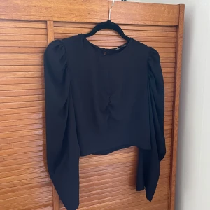 Svart blus  - Svart blus från Zara i storlek med dina ärmar. Något kort och ganska liten i storlek! Köparen står för frakt.