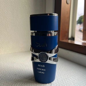 Lataffa Zanzibar - Säljer denna lataffa zanzibar då den stått ett tag och knappast använts, en riktigt fräsch parfym med mycket kokos noter, perfekt för en dag på stranden. Tveka inte på att höra av dig vid minsta lilla fråga!