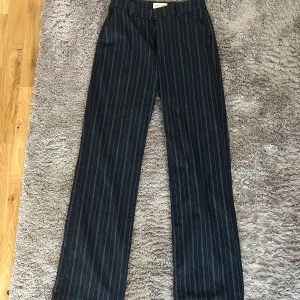 Kostymbyxor - Jättesnygga kostymbyxor som tyvärr inte passar mig längre i midjan. De sitter bra i längden på mig som är 170cm. Sparsamt använda 