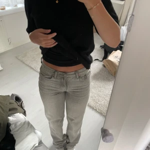 Grå jeans - Säljer ett par snygga grå jeans i bra skick. De är midwaist och har en straight passform. Perfekta för både vardag och fest! storleken är 32 (xxs) men passar utmärkt på mig som ofta har 34 (xs)