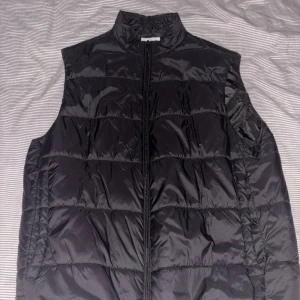ZARA Väst - Svart Zara väst i väldigt fint skick, som ny, endast avänd ett fåtal gånger Storlek M och är sann i storlek