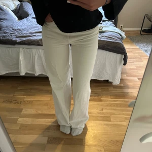 Vita jeans  - Snygga raka vit/beiga jeans, kommer ej till användning då dom är lite långa för mig 
