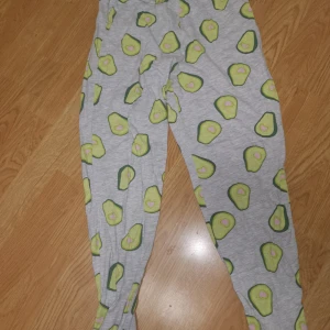 Pyjamas stl 146/152   20 kr - Pyjams använd 2 gånger
