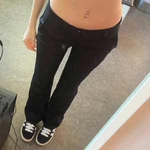 Kostymbyxor  - Oanvända kostymbyxor från Bikbok. Säljes då de inte kommer till användning för mig, inga defekter. Storlek Xs/34