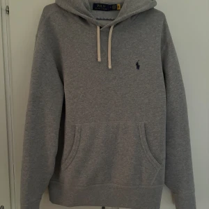 Polo Ralph Lauren hoodie - Säljer den då den inte passar mig. Köpt på stayhard.com för cirka en månad sen använd 3 gånger så skicket är 9.5/10. Nypris 1599. Byten kan vara intressant.