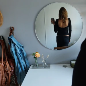 Topp med öppen rygg - Säljer en superfin svart långärmad topp med en snygg öppen rygg. Perfekt för en utekväll eller fest! Den är tight och sitter som en smäck🖤. Är i M men passar mig som är s/xs🩷