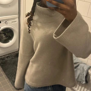 Tröja - Säljer denna otroligt snygga kashmir/Ull tröjan från H&m!!  Köpt för 1799kr men säljer för 1200 då den är i väldigt bra skick💛🧡 Storlek XS men passar S och skulle även säga M💛🧡