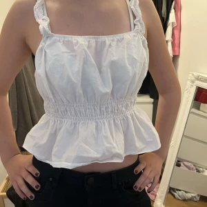 Vit sommartopp😍😍 - Jättefin!! Ifrån H&M! Köp!!🔥🔥🔥