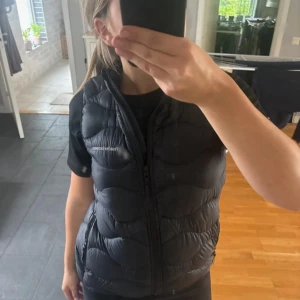 Peak väst  - Säljer min peak väst då den inte används, storleken är 160 men passar en som har xs/s, kvaliten är mycket bra 