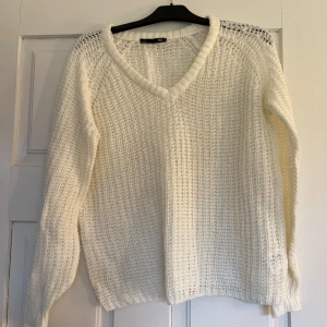 Stickad tröja  - Fint skick, använd fåtal. 
