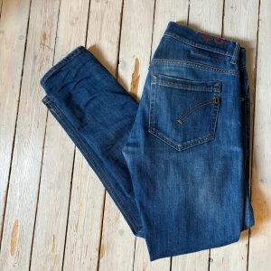Dondup jeans - Halloj! Säljer nu mina jeans från dondup då dom börjar bli lite små, modellen heter George och storleken är 32, 10/10 skick, inga skador eller andra skavanker. Nypris över 3000kr. Hör av er vid frågor eller funderingar.