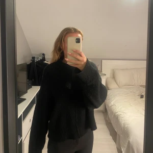 Svart stickad tröja från Gina  - Säljer min svarta stickade tröja från Gina Tricot, super mysig och bekäm säljer en likadan i rosa 