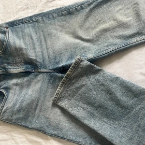 Jeans från Bikbok säkra i fint skick  - Säljes då de är långa för mig. Har använd 2 gånger. Köpta från Bikbok och storlek 27x32.