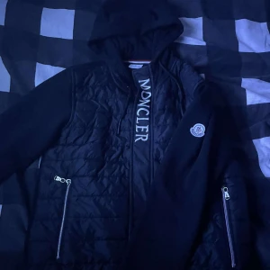 Moncler cardigan - Skick 9/10. Säljes pga används inte. Använd ca 7 ggr, hojta till om ni har några frågor:) Endast swish 💨 fraktar dagen efter! Kan även byta.