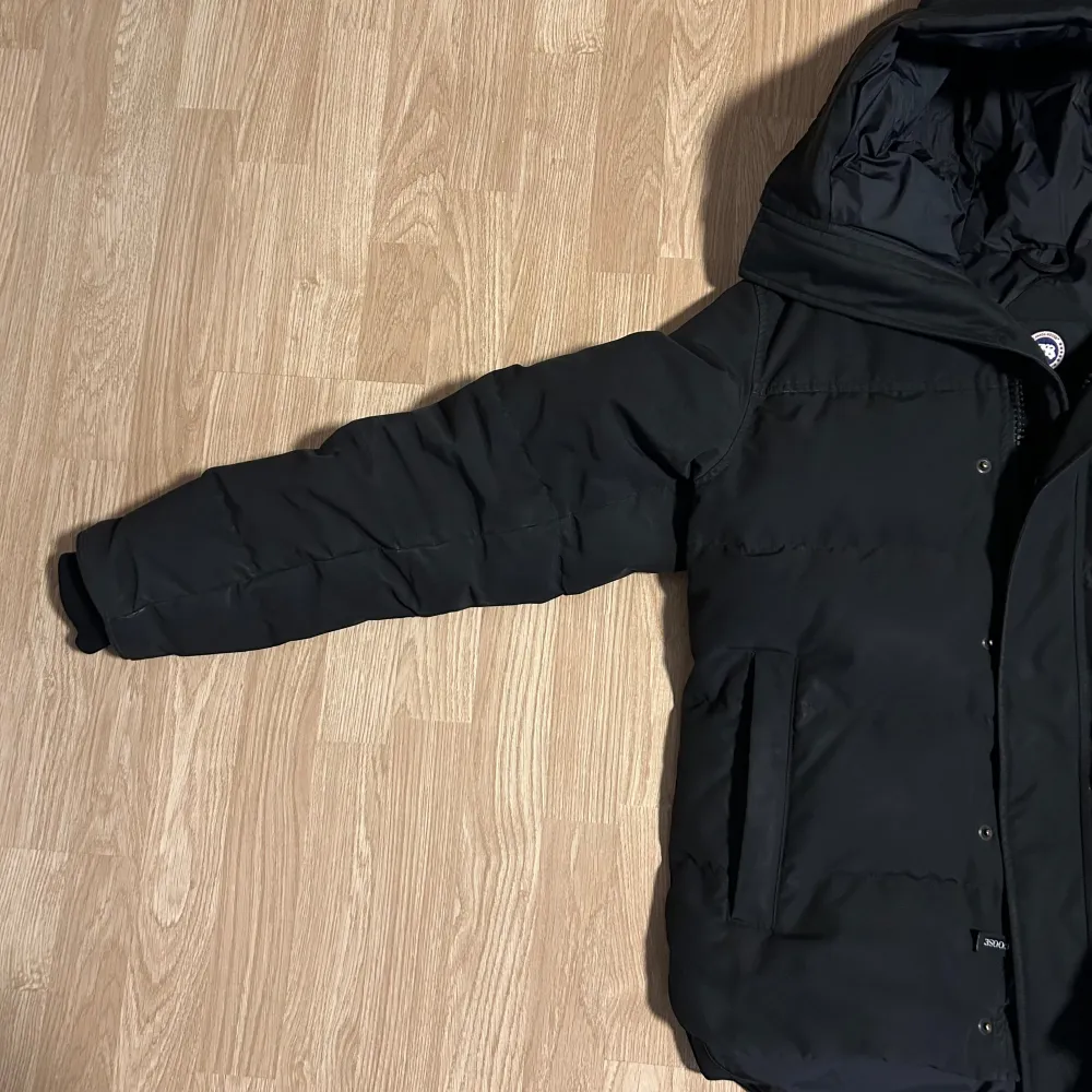 Canada Goose Macmillan Parka för herrar.  Fint skick, förvarats borta från damm.  Köpt i NK, kvittot finns kvar.   Storlek: M . Jackor.