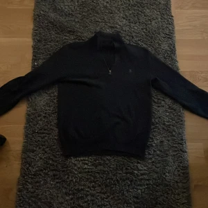 Ralph lauren quarter zip - Riktig snygg quarter zip från Ralph lauren perfekt till hösten. Mitt pris 570kr nytt pris 2200kr. Vid snabb affär går pris att diskuteras