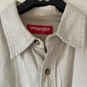 Wrangler Skjorta - Jättebra skick! Stryker den innan leverans. Storleken passar snyggt till S/M om man gillar baggy.
