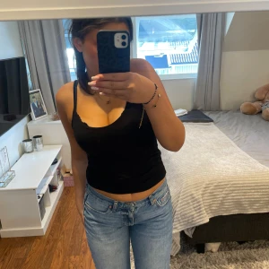 Lowwaist jeans - Byxorna är lowwaist och det är raka jenas. Dom är väldigt fina och byxorna har inga defekter. Jag säljwr byxorna för dom inte sitter fint på min kropp. 