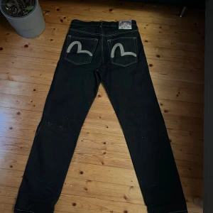 Evisu jeans - Evisu jeans med straight fit. Bra skick. Pris är diskuterbart👍