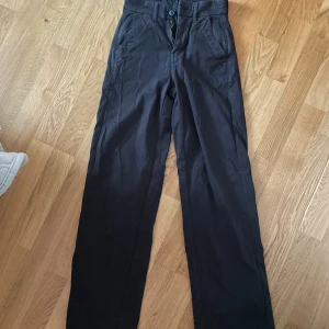 Mörkgråa byxor - Gråa (nästan svarta) byxor från American Eagle. Storlek 000 motsvarar XXS men de är stretchiga och kan tänkas passa även en XS.