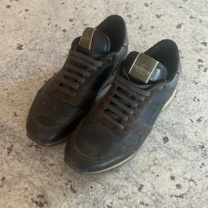 Valentino Rockrunners - Blåa valentino rockrunners med vin-röd häl. De är använda med lätt slitning på höger tå. Men i övrigt väldigt fint skick och väldigt lite slitage. Box och kvitto medföljer. Storlek 41 men funkar lika bra på människor med storlek 42!